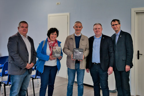 Közös fotó régi kedves történész barátainkkal, Elisa De Zannal és Marco Mantinivel, valamit az új könyveinkkel.