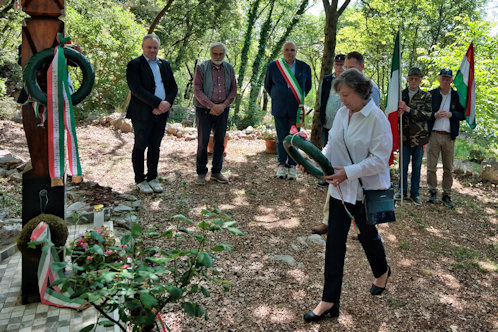 Nyitrainé Heim Judit és Nyitrai Levente koszorút helyezett el a kopjafánál.