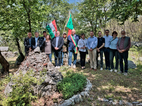Az egykori aknatölcsér betemetett helyén a megemlékezők egyrésze.