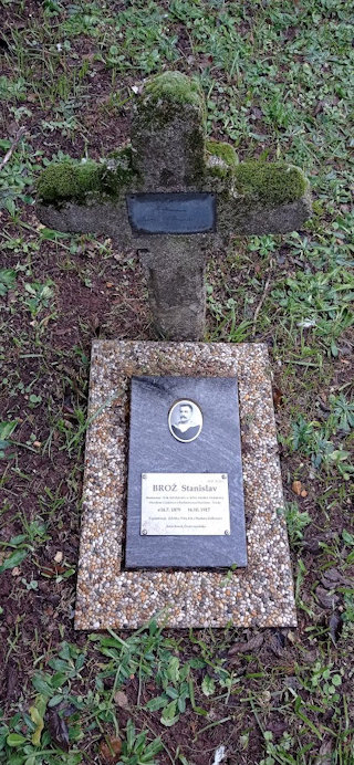 Stanislaw Broz sírkeresztje elé fényképpel ellátott tábla került, ami az 1917-ben elhunyt tengerészről való megemlékezés megható példája