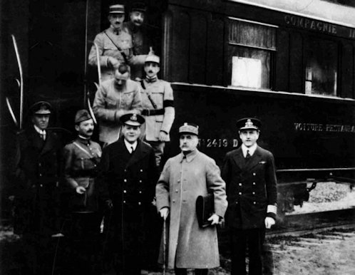 1918. november 11-én hajnali 5 óra 30 perc körül, közvetlenül a fegyverszüneti szerződés aláírása után: az előtérben balról jobbra George Hope brit admirális, Maxime Weygand francia tábornok, Rosslynn Erskine Wemyss brit admirális, Ferdinand Foch marsall (sétapálcával és sapkával), valamint Jack Marriott kapitány a Royal Navytől. Hátuk mögött a 2419D jelű, átalakított vasúti étkezőkocsi –1918. október 29-től Foch marsall tárgyaló- és irodahelye, – amelynek belterében a compiègne-i erdőben az európai harcokat lezáró fegyverszünetet megkötötték. Georges Clemenceau francia miniszterelnök kérésére a az állam 1919-ben megvásárolta a „Wagon de l'Armistice”-t, amelyet 1921-től a párizsi Invalidusok házának udvarán állítottak ki történelmi ereklyeként, 1930-tól az egyezmény aláírásának helyszínét parkosították, a vagon számára pedig egy saját múzeumépületet emeltek. 1940. június 22-én Franciaország megszállását követően Adolf Hitler visszavitte a vagont az eredeti helyére, és itt íratta alá a franciákkal a fegyverszünetet. A „fegyverszüneti kocsi” ezt követően hadizsákmányként 1940-ben Berlinbe került, több helyen kiállították. 1944-ig maradt a német fővárosban, amikor az egyre fokozódó szövetséges légitámadások elől Türingiába menekítették, ahol az ohrdrufi fogolytáborban véletlenül felgyulladt. A kocsi fémből készült alváza túlélte a tüzet, műhelykocsinak használták az NDK-ban, de 1986-ban végleg megsemmisítették. A francia múzeumba 1950. szeptember 16-án egy ugyanabból a sorozatból származó kocsit (eredeti száma: 2439) helyeztek el, amely szintén Foch marsall szerelvényének része volt.
