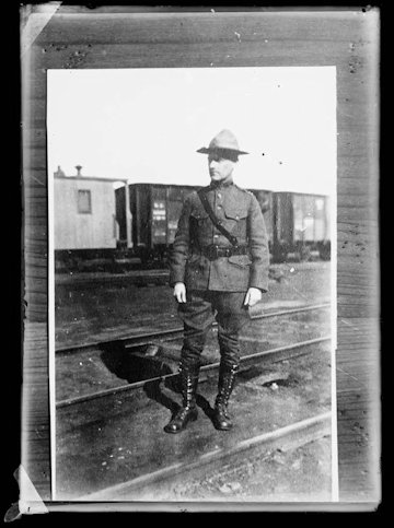Dr. Henry Ware Newman (1878–1962), amerikai orvos és sebész, a petropavlovszki kórház megalapítója. – Az oroszországi polgárháború idején, 1918 és 1920 között az Amerikai Vöröskereszt Szibériai Bizottsága (American Red Cross Siberian Commission, ARC SC) humanitárius és egészségügyi missziót tartott fenn a 4100 mérföldnyi transzszibériai vasútvonal mentén Vlagyivosztoktól Omszkig a járványok és a polgárháborús sebesültek ellátására. Petropavlovszkban kifejezetten egy amerikaiak által alapított és felszerelt vöröskeresztes kórházi részleg működött, amelyet az amerikai levéltári források szerint dr. Henry Ware Newman hozott létre és vezetett.