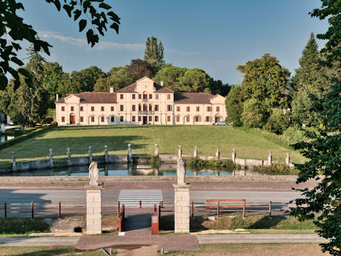 A Villa Toderini napjainkban a gloriett tetejéről fotózva.