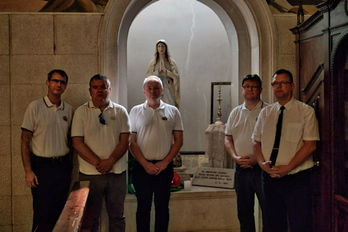 Csoportunk a Falzè di Piave-i római katolikus templomban a Király Iván által visszavitt gyertyatartónál (balról jobbra: Juhász Balázs, Stencinger Norbert, Pintér Tamás, Kajon Árpád és Szalay Balázs).