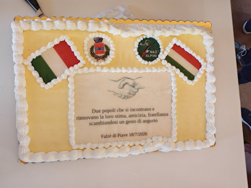 Ünnepi torta az olasz‒magyar barátság emlékére.