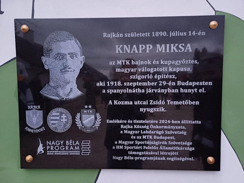 Knapp Miksa emléktáblája a rajkai sportpályán.