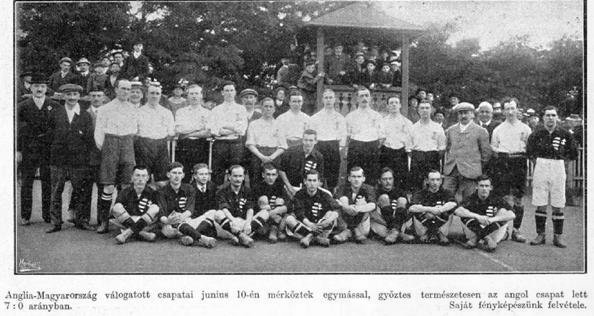Angol-magyar csapatkép az 1908-ban lejátszott mérkőzésről. A képen Simon Ferenc az angolok álló sor alatt középen guggol. Előtte Rónay Zoltán, Koródy Károly az ülő sorban, jobbról második játékos. A posztban a későbbiekben őket is bemutatjuk majd.