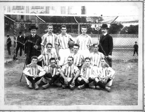 A Ferencvárosi Torna Club első bajnokcsapatának tagjai (1903), Lissauer Lipót a középső sor jobb szélén.