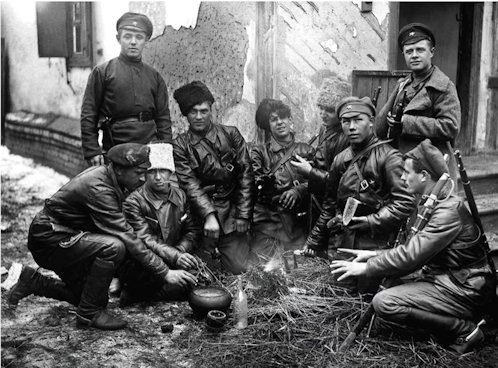 Ebédelő vörös katonák a tűz körül összegyűlve, 1919.