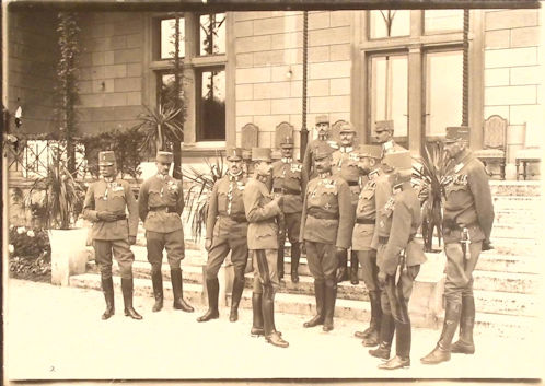 Az uralkodó katonái között a hivatalos fotózás előtt. 1918. augusztus 17.