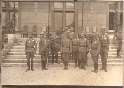 A Katonai Márai Terézia Rend frissen kitüntetett tagjai Károllyal. Balról-jobbra első sor: Johann Boreiu vezérőrnagy, Dáni Balázs altábornagy, I. Károly császár, Karl Bardolff altábornagy, Tadeusz Jordan-Rozwadowski altábornagy, Nagy Pál altábornagy, Franz Schöbel ezredes. Második sor: Lehár Antal ezredes, Johann Haas ezredes, Ungár Károly főhadnagy, Josef Wächter ezredes, Wilhelm Cavallar százados.