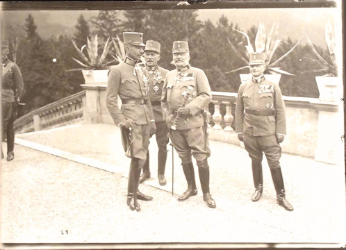 Eduard Bőhm-Ermolli tábornagy és Frigyes főherceg tábornagy mögött Szurmay Sándor gyalogsági tábornok.