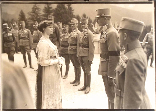 A császárné és Wilhelm Cavallar von Grabensprung a cs. és kir. komotaui 92. gyalogezred századparancsnoka. A háttérben Lehár Antal ezredes, az előtérbe pedig Ungár Károly főhadnagy.