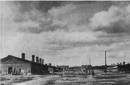 Az orosz közigazgatás alatt álló nikolszk-usszurijszki tábor Dell’Adami Géza: Megváltás Szibériából. Budapest, 1925. c. könyvében.