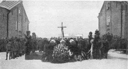 A japánok által agyonlőtt magyar tisztek temetése. Krasznaja-Rjecska, 1920. március 10. (vitéz Dr. Aba Konrád százados gyűjteményéből közli a Hadifogoly magyarok története 2. kötet 495. o.): „A német hadifoglyok hazaszállítása folyamatban volt, a mieink érdekében azonban még egyetlen lépés sem történt. … Nap-nap után előfordult, hogy egyesek megszöktek és kellő előkészítés, pénz, nyelvtudás nélkül elindultak Nyugatra. Senkinek sem sikerült ezek közül a Bajkálon túl jutni, mert a vörös gárdisták feltartóztatták őket. … Ezért Ukeda kapitány Réder Nándor őrnaggyal, a hadifoglyok rangidősével történt beható tanácskozás után táborparancsot adott ki, melyben … türelemre intette a hadifoglyokat, figyelmeztetve őket, hogy a további szökések meggátlása végett az őrségnek szigorú utasítást adott, hogy tettenérés esetén fegyvert használjanak. … 1919. március 5.-én, a parancs kihirdetését követő nap reggelén három fiatal magyar zászlós: Helvey, Piros, Gerber az őrség szeme láttára átbújt az alacsony drótkerítésen, mely a tábort körülvette és futásnak eredt. Az őrparancsnok utánuk futott, elfogta őket, … Ukeda az őrt megkorholta, hogy miért nem tartotta be a parancsot, mely előírta, hogy ismételt szökés esetén az őrségnek fegyvert kell használni. A fiatal japáni katona, kit a büntetéstől való félelem teljesen megzavart, hogy mulasztását jóvátegye, rettenetes cselekedetre határozta el magát. A három foglyot a főőrségről visszavezette a drótkerítéshez és megparancsolta nekik, hogy ugyanott bújjanak át, ahol eredetileg akartak. Mikor odaértek ahová előző szökésük alkalmával eljutottak, az őrszemekkel utánuk lövetett és mind a három holtan rogyott össze. … A vizsgálat azonnal meg is indult, melynek eredményeképpen Takahima táborparancsnokot felmentették állásából, a vétkes őrkatonát hadbíróság elé állították és megbüntették. A három áldozat sírjára kiengesztelésül Oi tábornok nevében egy-egy koszorút helyezett a japáni parancsnokság.” Hadifogoly magyarok története 2. kötet 493. o.)