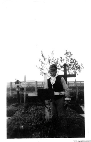 A temetőben – Walter Teeuwissen (1886–1967) holland származású amerikai református lelkész és az YMCA tábori lelkésze – titkára hosszabb időt töltött a nyikolszk-usszurijszki orosz irányítású táborban, az osztrák-magyar hadifoglyok között, hirdette az evangéliumot és bibliaórákat tartott, némileg megtanult magyarul. Teeuwissen az Usszurijszkban töltött idő alatt rengeteg fényképet készített Kodak fényképezőgépével. A képeket a „Szibéria-album” című kötetben gyűjtötte össze, amelyben a képekhez tartozó feliratok angol, magyar és német nyelven szerepelnek.