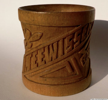 Nikolszk-Usszurijszkban magyar hadifoglyok által faragott ajándék szalvétagyűrű „Tee(u)wissen” és „Siberia” felirattal, 1919-20