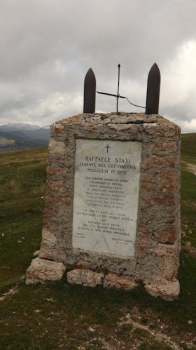 A katonai vitézségi aranyéremmel kitüntetett Raffaele Stasi hadnagy emlékműve, aki a Perugia dandár 130. gyalogezred 6. századának parancsnokaként 1917. november 22-én halt hősi halált Malga Meletta davanti mellett