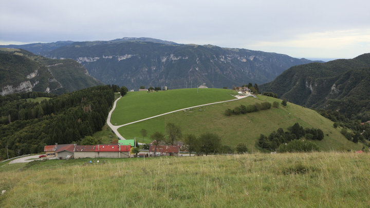 A Col d’Echele lapos teteje a Col del Rosso oldalából, háttérben a Frenzela-szakadék, mögötte a horizonton a Monte Grappa