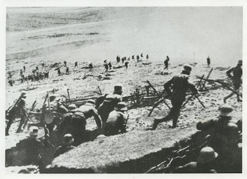Rohamra induló gyalogság a Hétközség-fennsíkon, 1918.