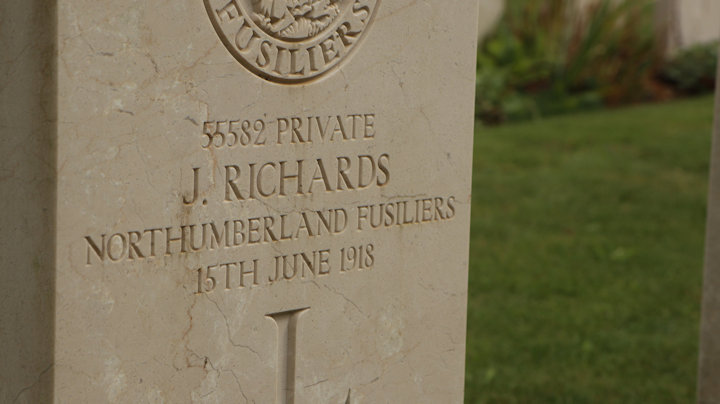 Az 1918. június 15-én elesett J. Richards közkatona sírköve a magnaboschi brit katonatemetőben