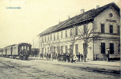 A csíkszeredai vasútállomás 1910-ben készült képeslapon.