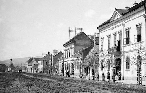 A csíkszeredai Piactér 1910-ben készült képeslapon, ma Kossuth utca.