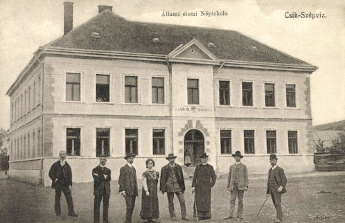 A csíkszépvízi elemi népiskola a tanítókkal 1908-as képeslapon.