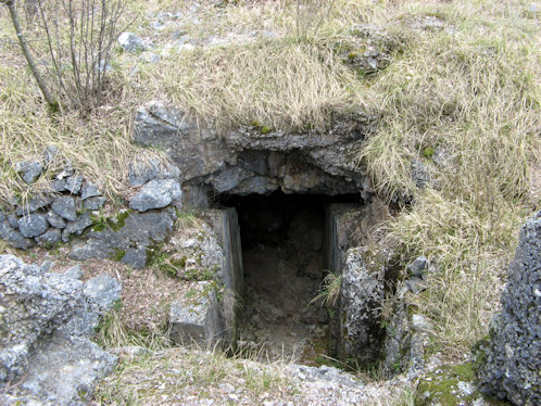 A nyugati kijárat a géppuska állás felől 2009-ben, amikor még nem volt lezárva az alagút.