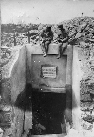Honvédek a Lukachich-alagút bejáratánál 1916 nyarán egy nyugalmasabb időszakban.