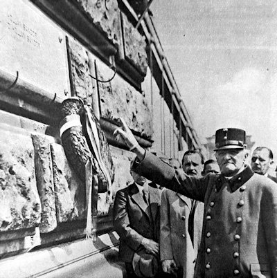 Mándoky Sándor tábori esperesként 1939-ben a Lánchídnál mondott emlékbeszéde közben.