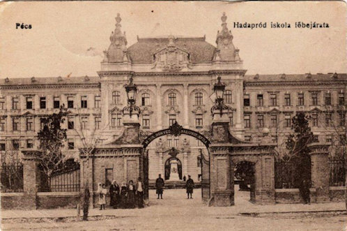 A pécsi hadapródiskola épülete korabeli képeslapon.