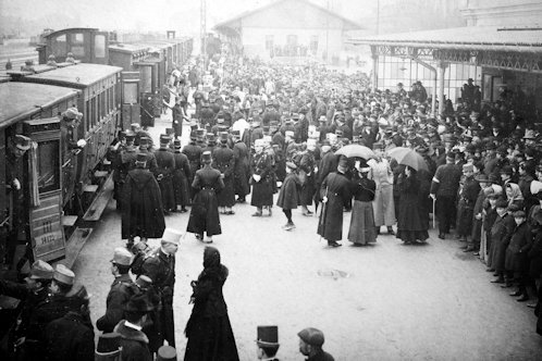 Tömeg a Soproni vasútállomáson 1915-ben.