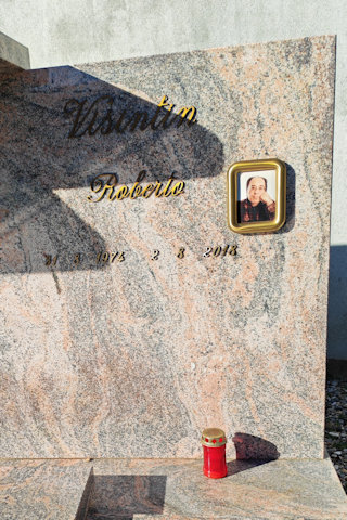 Roberto Visintin síremléke a San Martino del Carso-i temetőben.