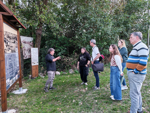 A San Martino del Carso-i első világháborús múzeum előtt Gianfranco Simonit beszélt a környékbeli menekültek történetéről, ami a díjat alapító Marino Visintin és az ő őseit is érintette.
